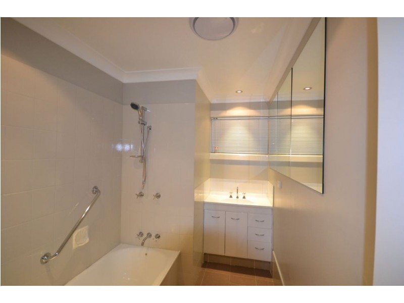 2/353 Tor Street, Wilsonton QLD 4350