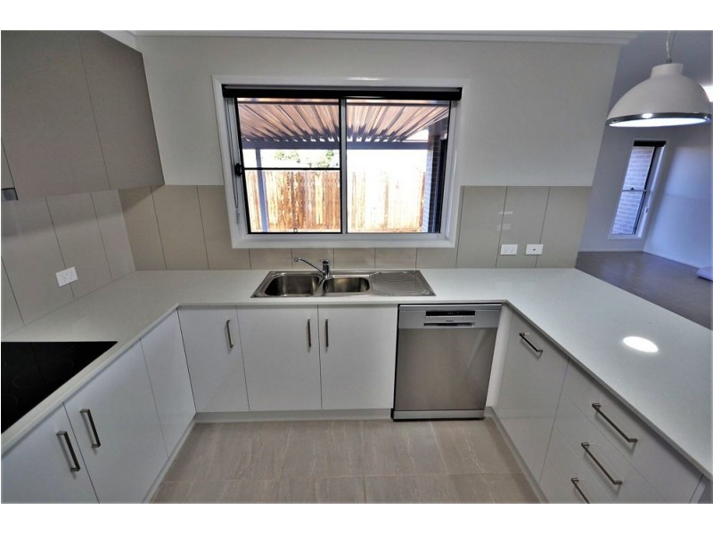 10 Nash Drive, Glenvale QLD 4350