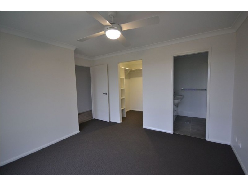 3 Peony Lane, Glenvale QLD 4350