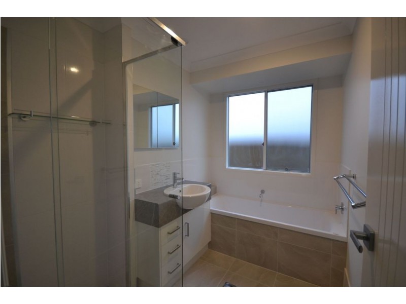 3 Peony Lane, Glenvale QLD 4350