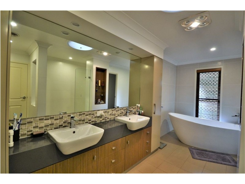5 Nielsen Court, Middle Ridge QLD 4350