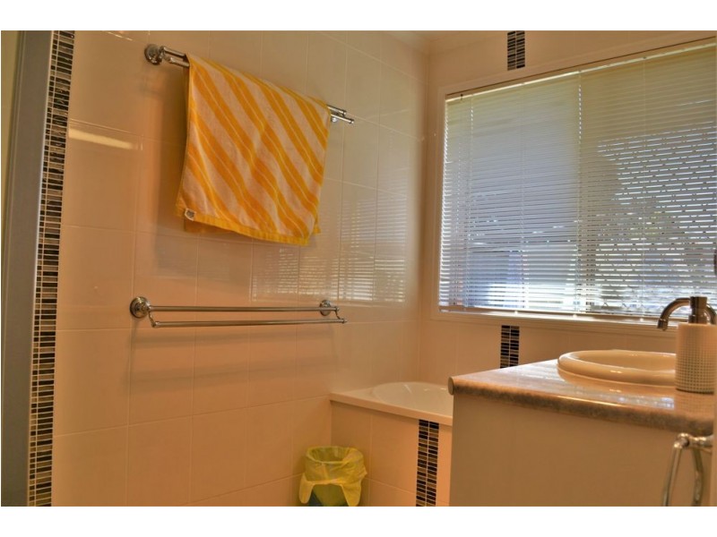 5 Janine Court, Kearneys Spring QLD 4350