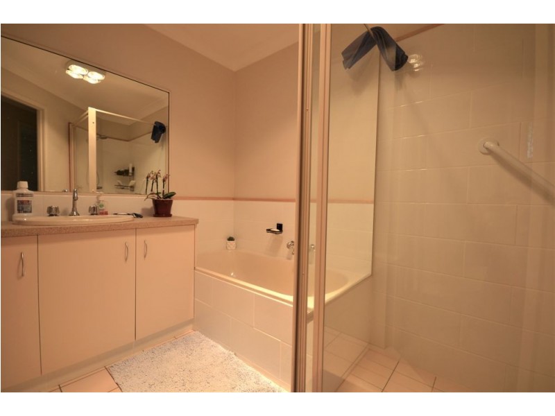 2/17 Anita Drive, Kearneys Spring QLD 4350