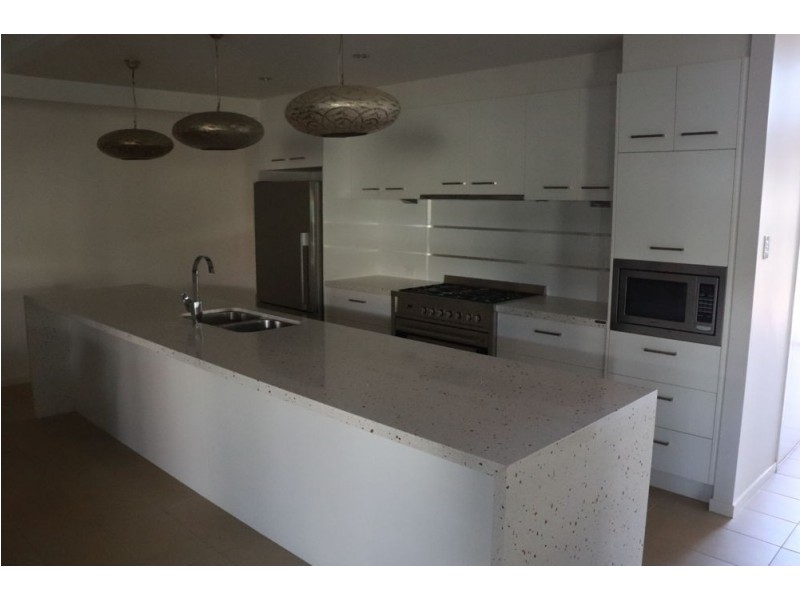 82 Spring Street, Middle Ridge QLD 4350