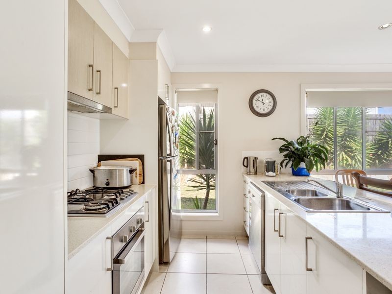 33 Westview Drive, Mount Kynoch QLD 4350