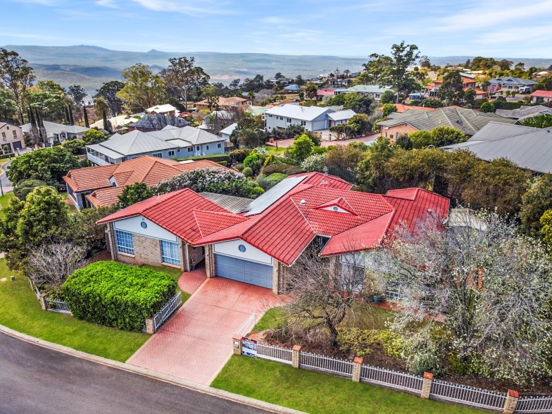 24 Windemere Terrace, Mount Lofty QLD 4350