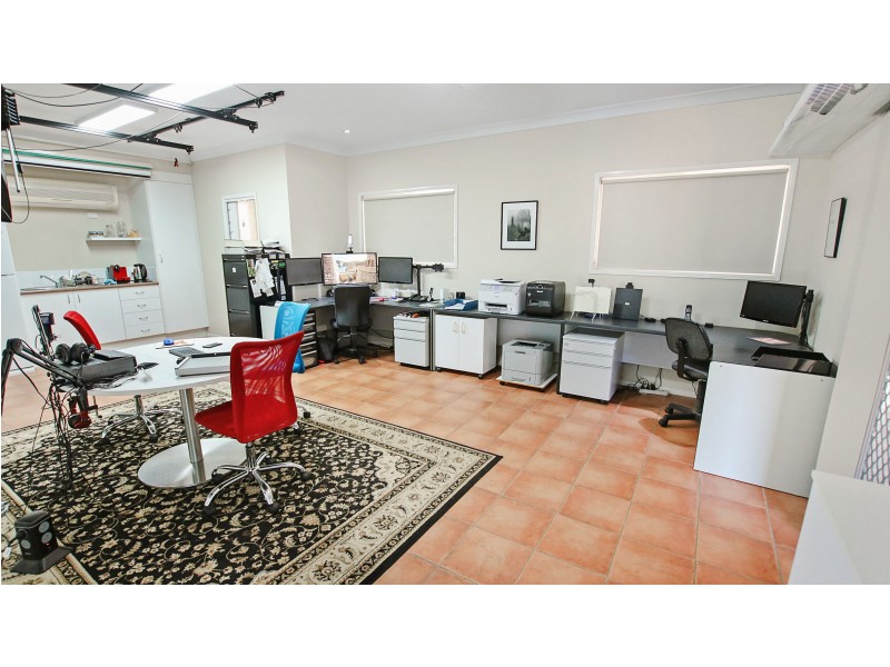 24 Windemere Terrace, Mount Lofty QLD 4350