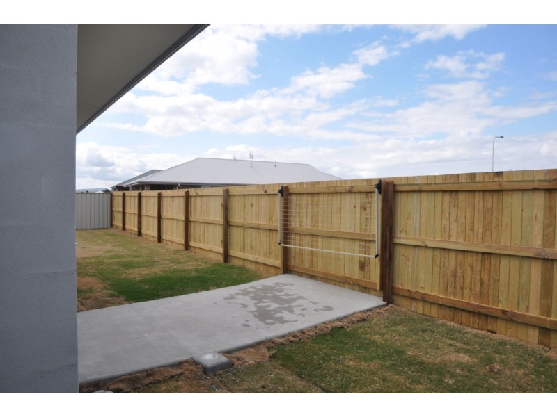 Unit 2/26 Ridge Drive, Cambooya QLD 4358
