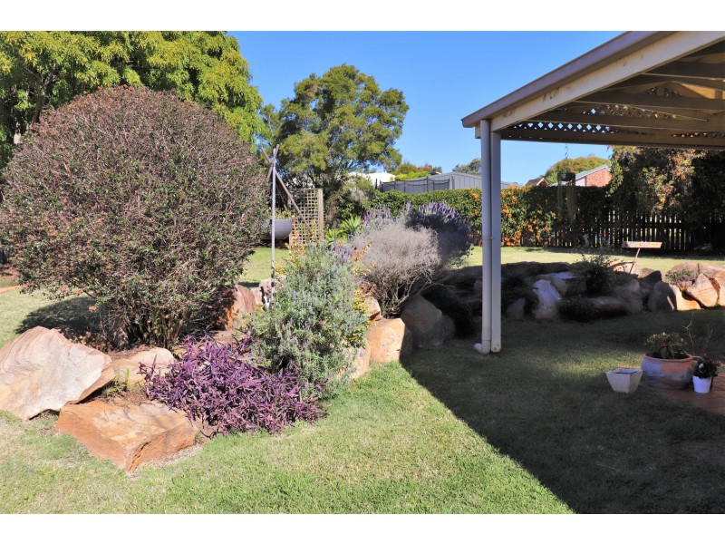 2 Zinnia Court, Middle Ridge QLD 4350