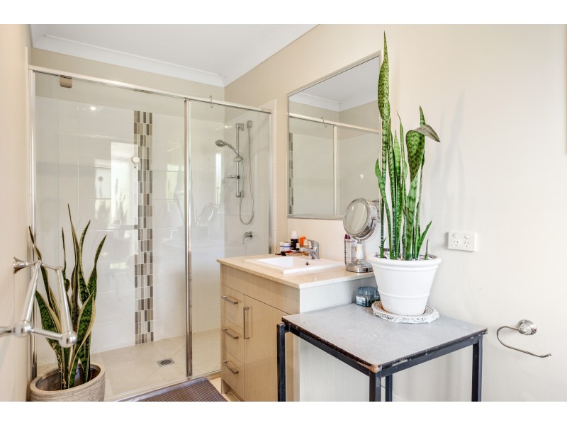 33 Westview Drive, Mount Kynoch QLD 4350
