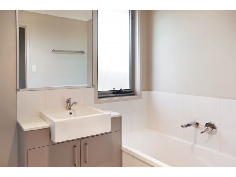 Unit 2/5 Cardamon Crescent, Glenvale QLD 4350