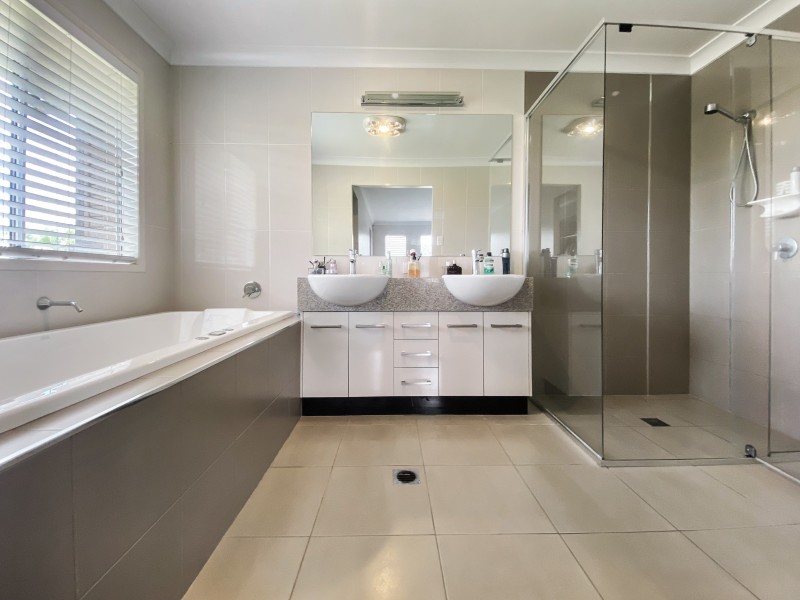 128 Kearney Street, Kearneys Spring QLD 4350