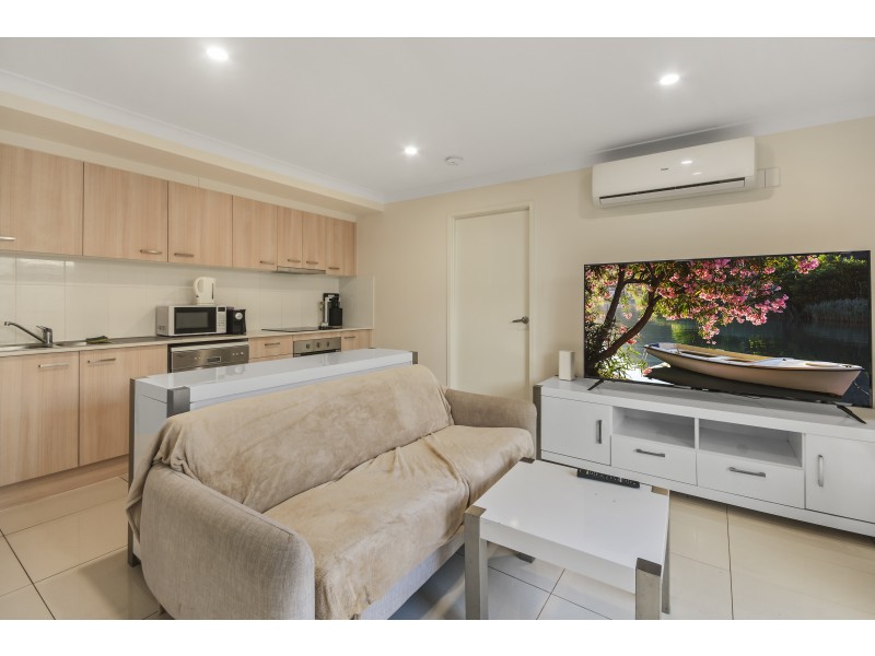 Unit 2/27 Weebah Place, Cambooya QLD 4358