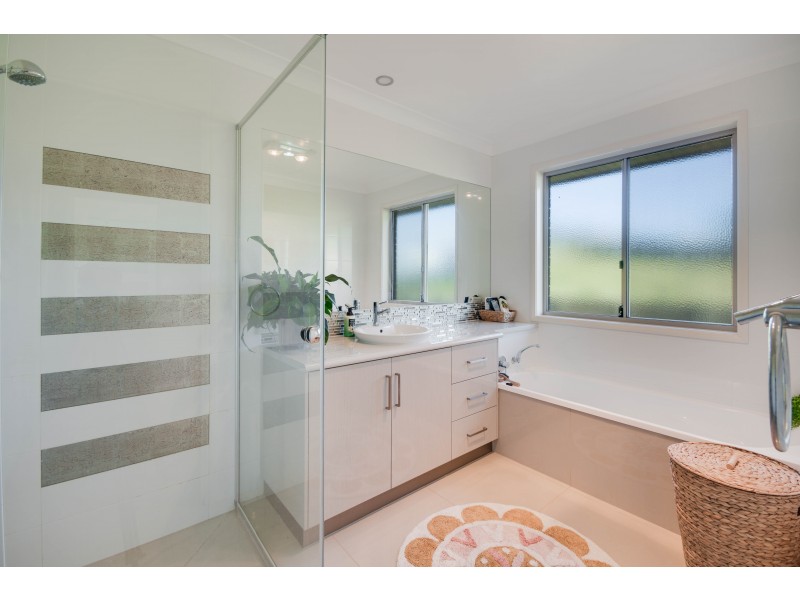 16 Maculan Crescent, Westbrook QLD 4350