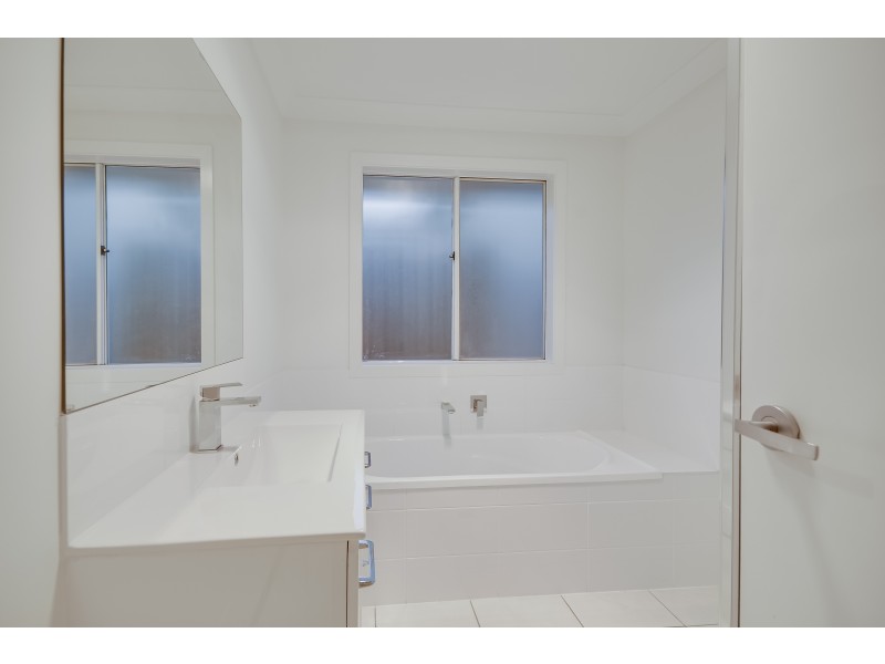 7 Downs Street, Glenvale QLD 4350