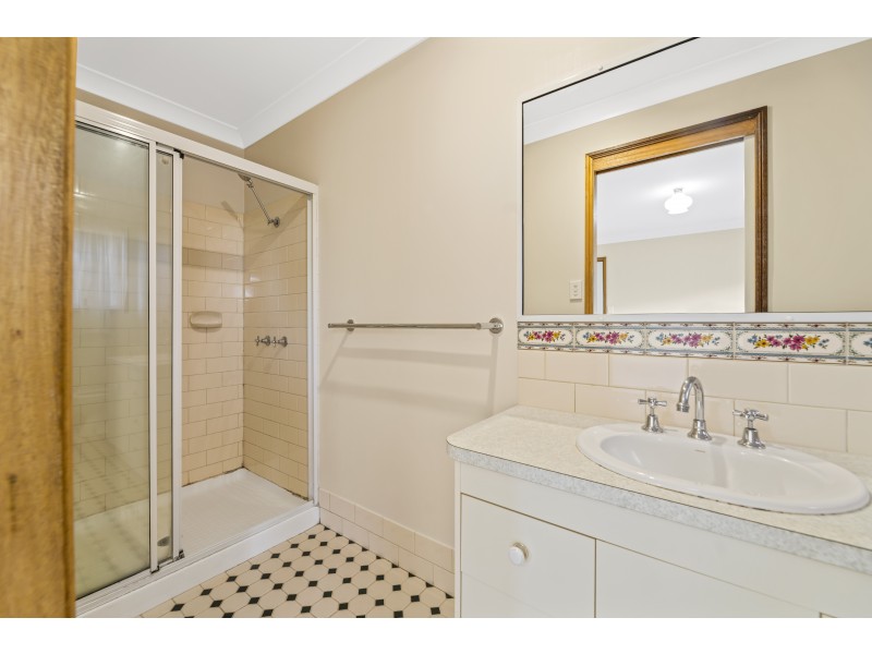 10 Janine Court, Kearneys Spring QLD 4350