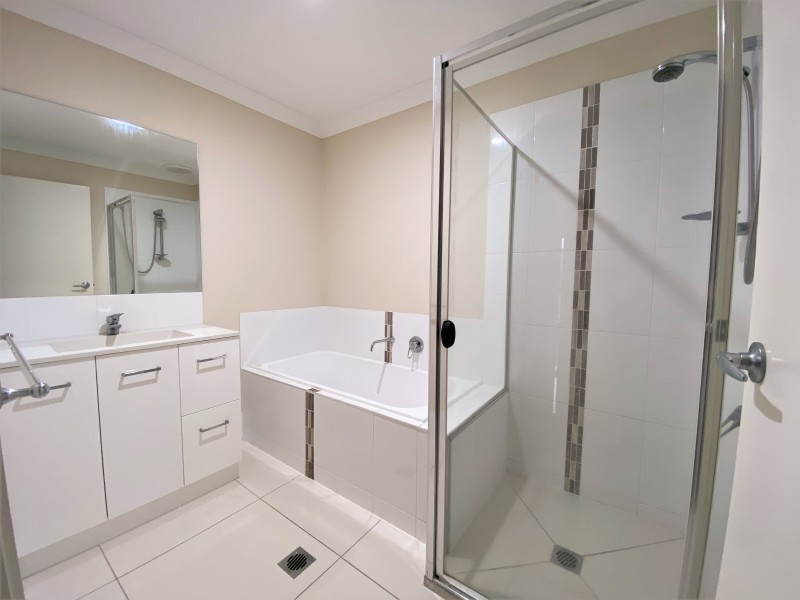 Unit 1/4 Wongalee Place, Cambooya QLD 4358