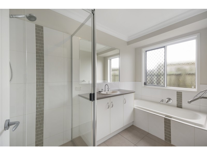 11 Blades Court, Middle Ridge QLD 4350
