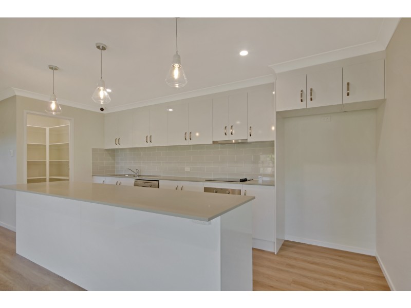 1 Dawn Drive, Glenvale QLD 4350