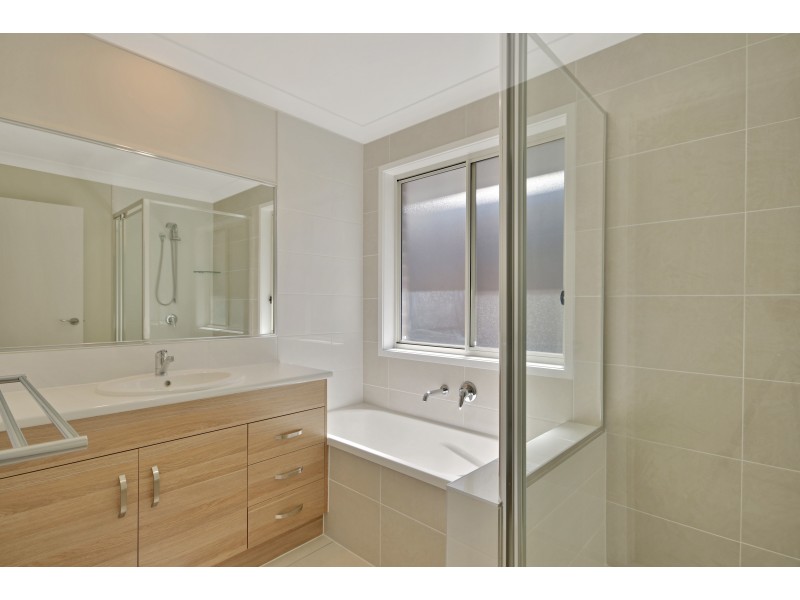 1 Dawn Drive, Glenvale QLD 4350