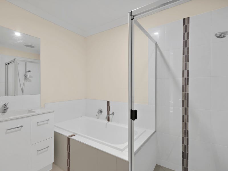 Unit 1/2 Nash Drive, Glenvale QLD 4350