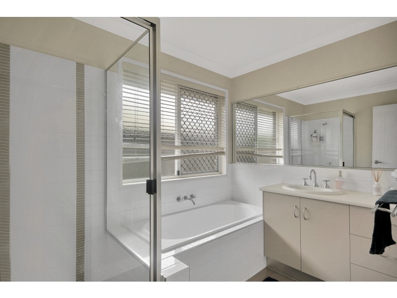 4 Graves Drive, Kearneys Spring QLD 4350