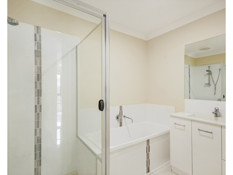 Unit 1/8 Weebah Place, Cambooya QLD 4358