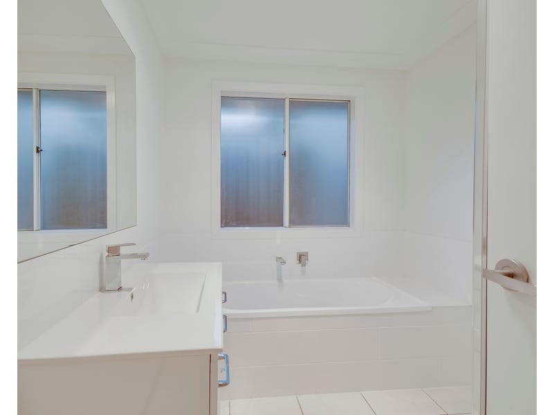 7 Downs Street, Glenvale QLD 4350