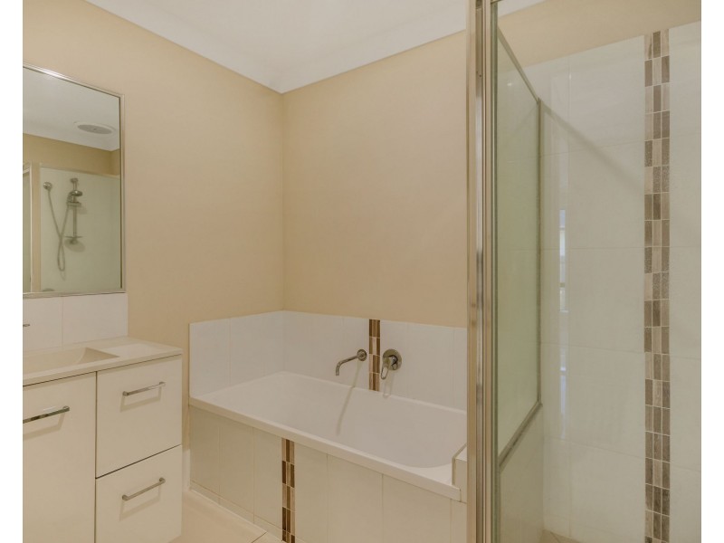 Unit 1/11 Weebah Place, Cambooya QLD 4358