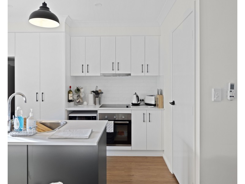 Unit 8/316 Stenner Street, Middle Ridge QLD 4350