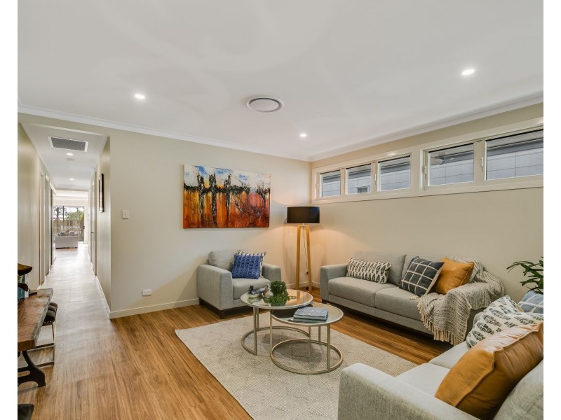 18 Simla Street, Mount Lofty QLD 4350