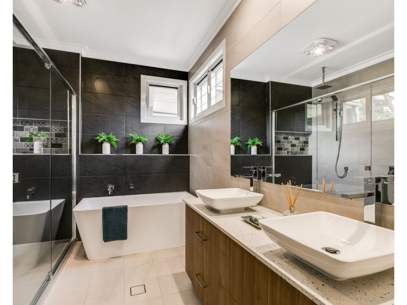 18 Simla Street, Mount Lofty QLD 4350