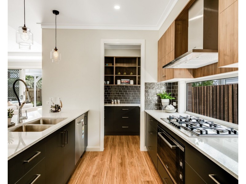 18 Simla Street, Mount Lofty QLD 4350