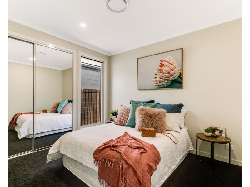 18 Simla Street, Mount Lofty QLD 4350