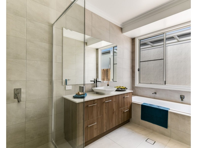 18 Simla Street, Mount Lofty QLD 4350