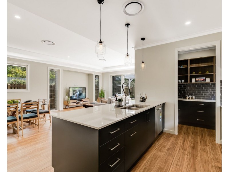 18 Simla Street, Mount Lofty QLD 4350