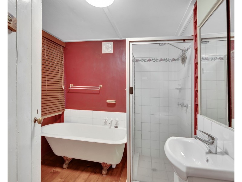 210 Campbell Street, Newtown QLD 4350