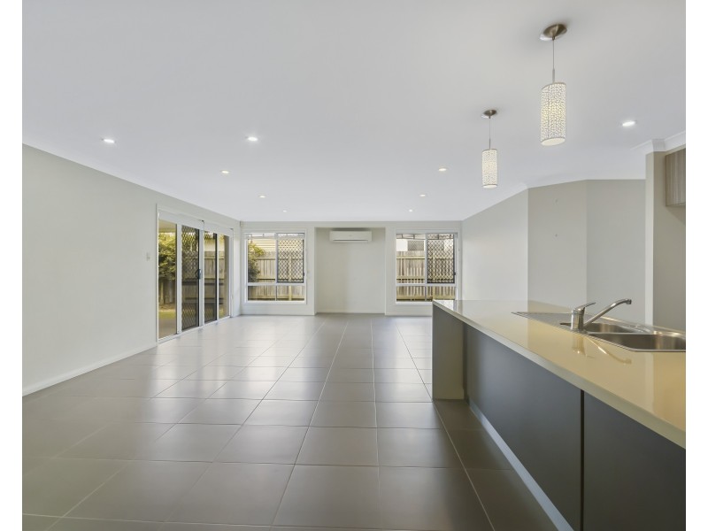 7 Saba Court, Middle Ridge QLD 4350