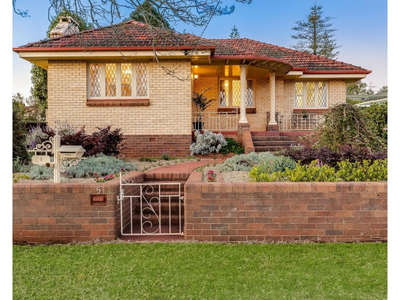 5 Rhyde Street, Mount Lofty QLD 4350