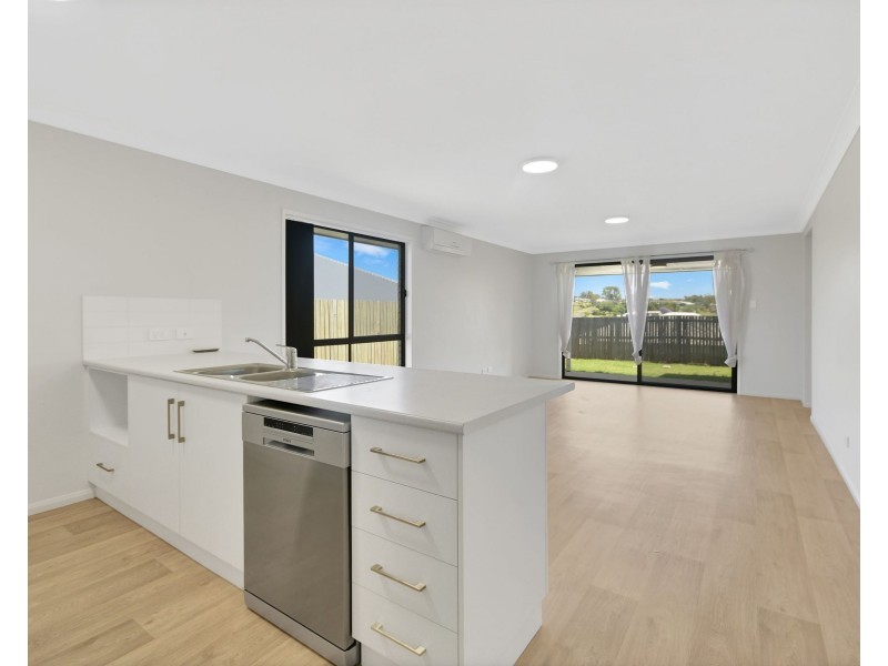 11 Downs Street, Glenvale QLD 4350