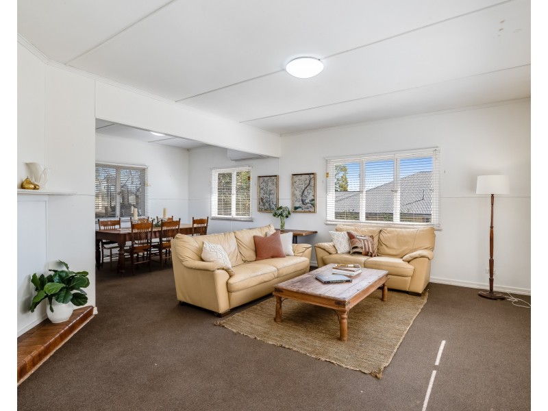 16 Ross Street, Mount Lofty QLD 4350