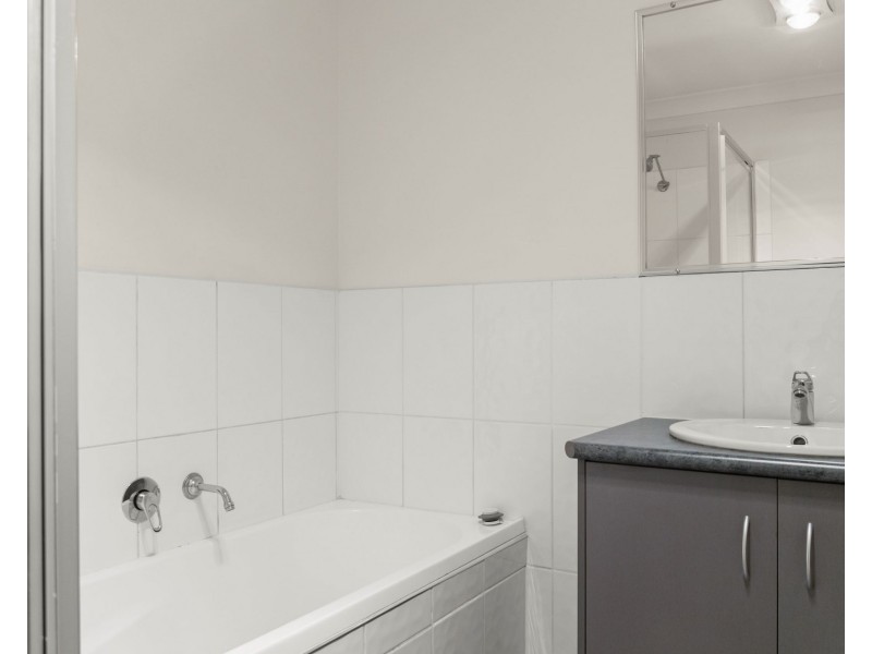 Unit 1/2 Nash Drive, Glenvale QLD 4350