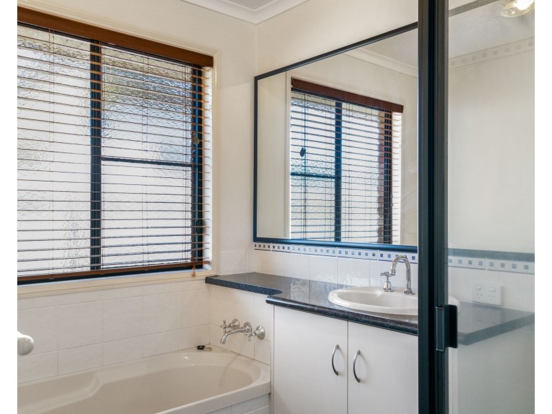 4 Chifley Court, Middle Ridge QLD 4350