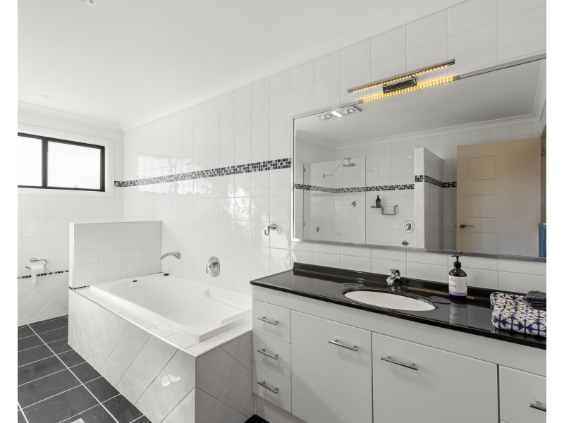 5 McCallum Court, Middle Ridge QLD 4350