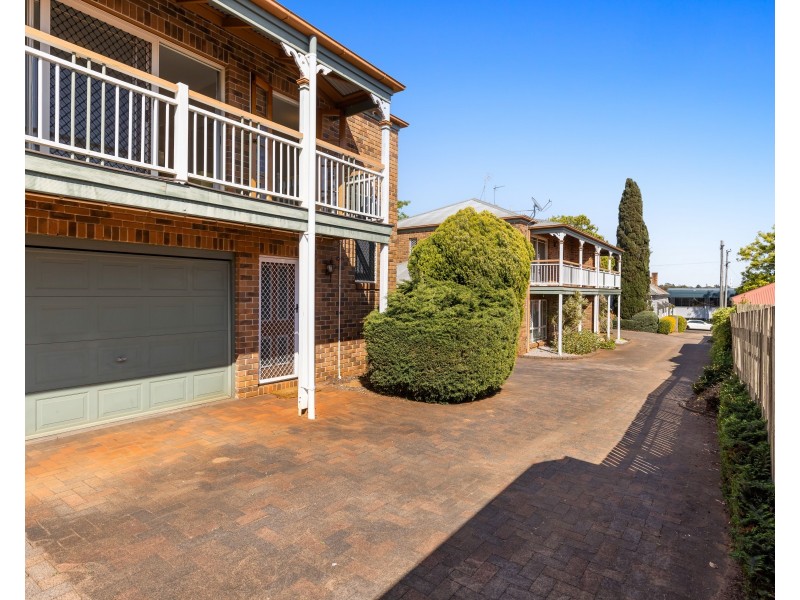 Unit 4/120 Neil Street, South Toowoomba QLD 4350