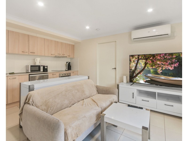 Unit 2/27 Weebah Place, Cambooya QLD 4358