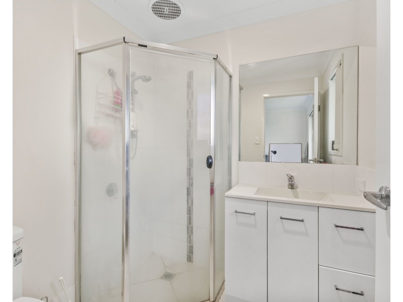 Unit 2/27 Weebah Place, Cambooya QLD 4358