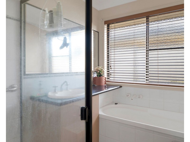 Unit 1/8 Paulene Crescent, Kearneys Spring QLD 4350