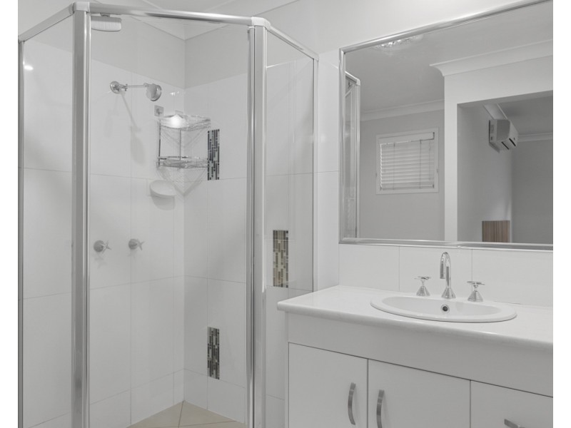 Unit 2/52B Llewellyn Street, Centenary Heights QLD 4350