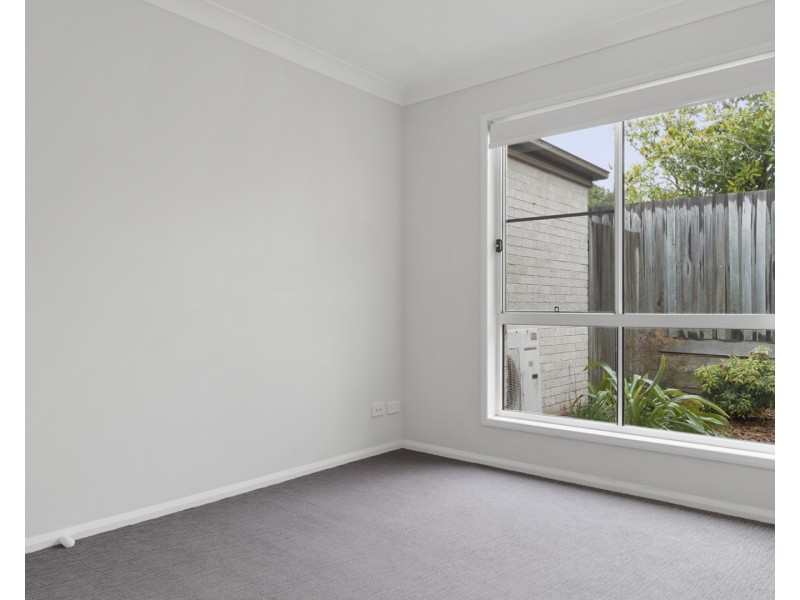 Unit 2/52B Llewellyn Street, Centenary Heights QLD 4350
